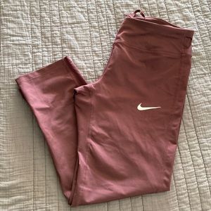 Women’s Nike ankle cropped leggings Size Medium